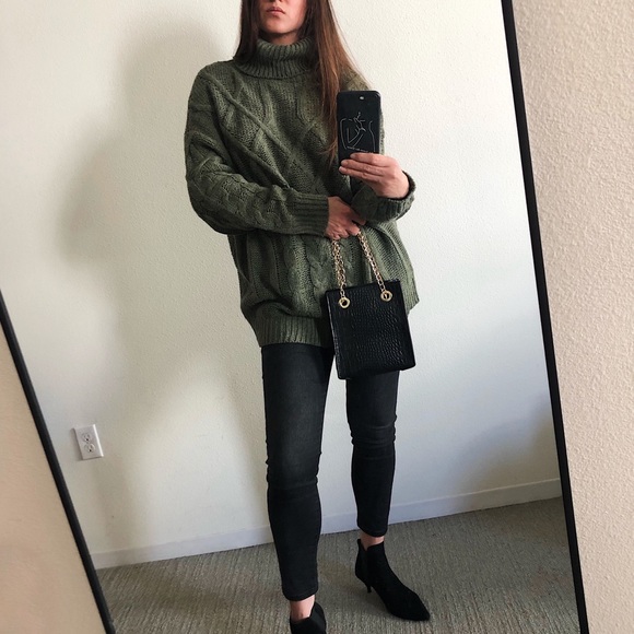 Last One // CHUNKY KNIT SWEATER - Picture 2 of 8